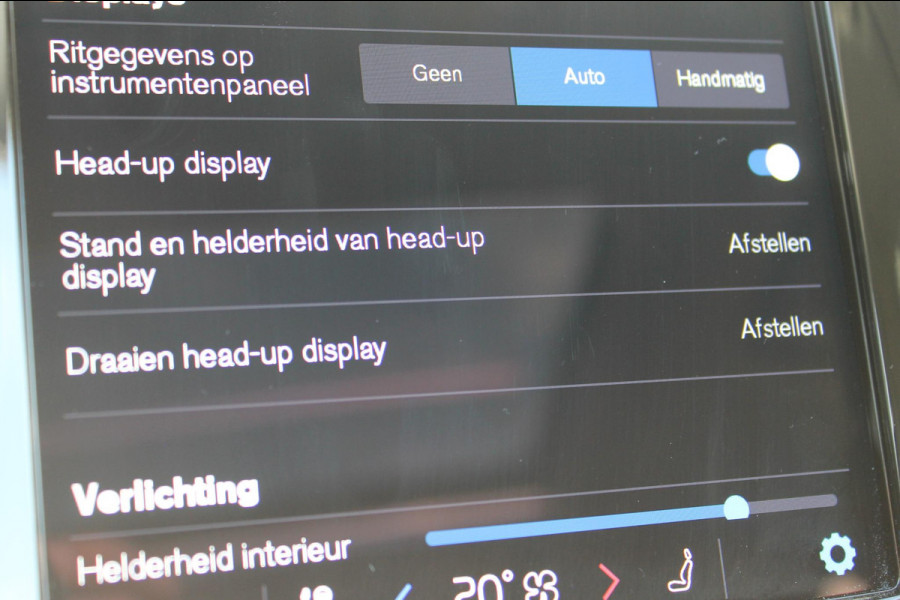 Volvo XC90 T8 455PK Autm. Plug-in hybrid AWD Ultra Dark Luchtvering / Massagefunctie voorstoelen / Semi elektrisch wegklapbare trekhaak / Head-up Display / Gelamineerde zijruiten / Bowers&Wilkins audio