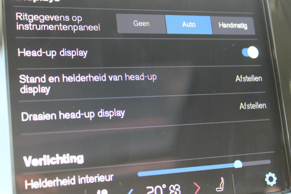 Volvo XC90 T8 455PK Autm. Plug-in hybrid AWD Ultra Dark Luchtvering / Massagefunctie voorstoelen / Semi elektrisch wegklapbare trekhaak / Head-up Display / Gelamineerde zijruiten / Bowers&Wilkins audio