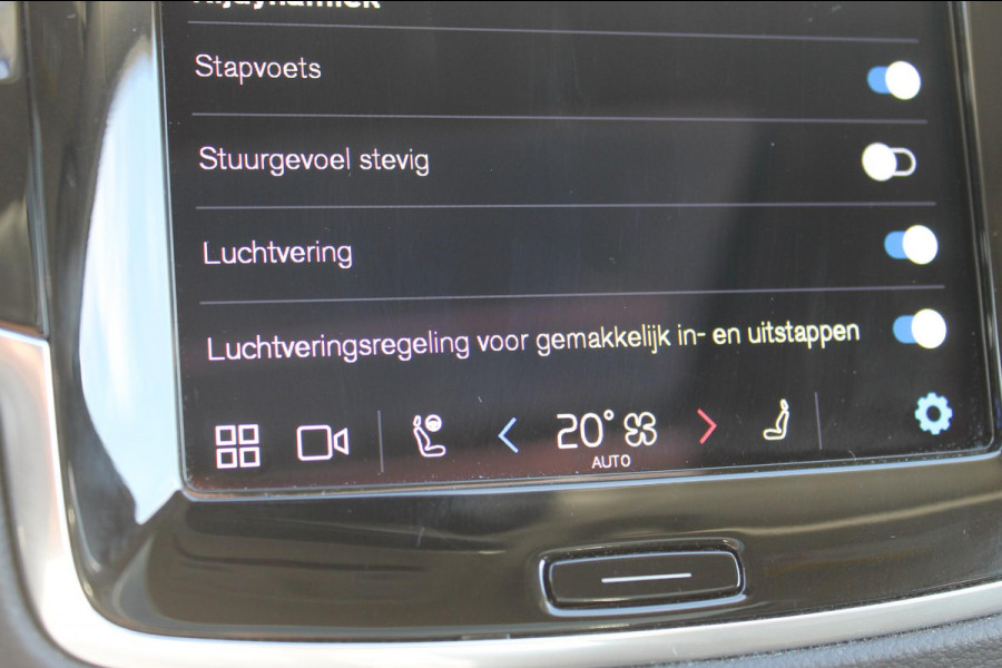 Volvo XC90 T8 455PK Autm. Plug-in hybrid AWD Ultra Dark Luchtvering / Massagefunctie voorstoelen / Semi elektrisch wegklapbare trekhaak / Head-up Display / Gelamineerde zijruiten / Bowers&Wilkins audio