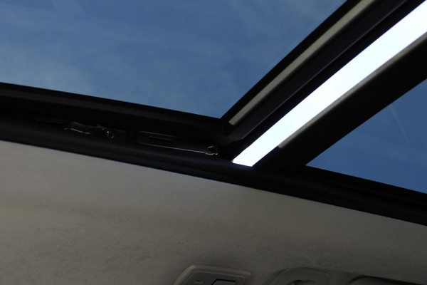 Volvo XC90 T8 455PK Autm. Plug-in hybrid AWD Ultra Dark Luchtvering / Massagefunctie voorstoelen / Semi elektrisch wegklapbare trekhaak / Head-up Display / Gelamineerde zijruiten / Bowers&Wilkins audio