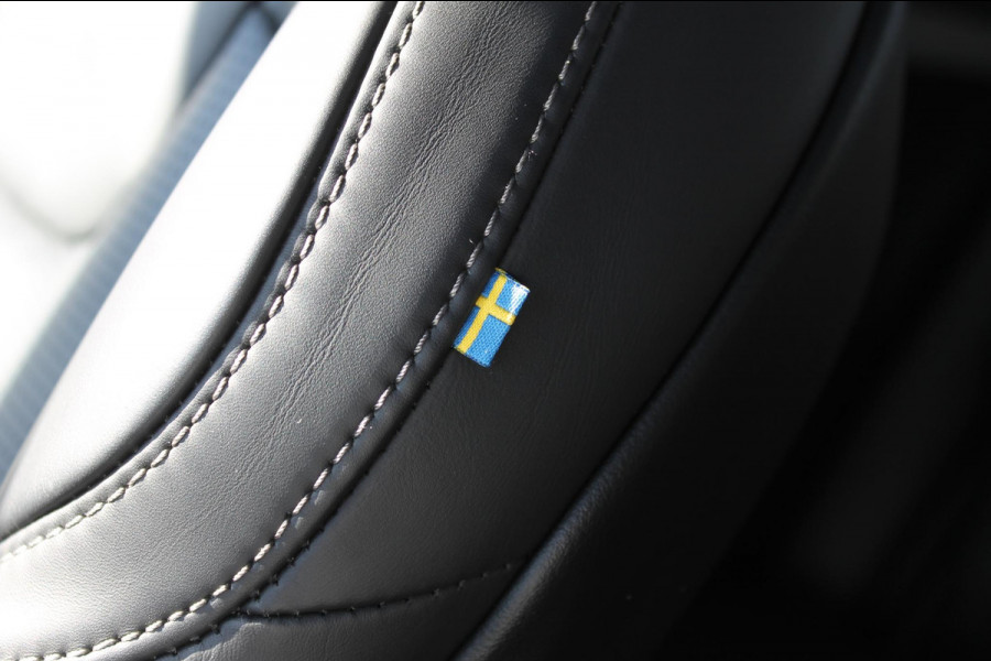 Volvo XC90 T8 455PK Autm. Plug-in hybrid AWD Ultra Dark Luchtvering / Massagefunctie voorstoelen / Semi elektrisch wegklapbare trekhaak / Head-up Display / Gelamineerde zijruiten / Bowers&Wilkins audio
