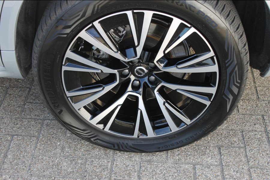 Volvo XC90 T8 455PK Autm. Plug-in hybrid AWD Ultra Dark Luchtvering / Massagefunctie voorstoelen / Semi elektrisch wegklapbare trekhaak / Head-up Display / Gelamineerde zijruiten / Bowers&Wilkins audio
