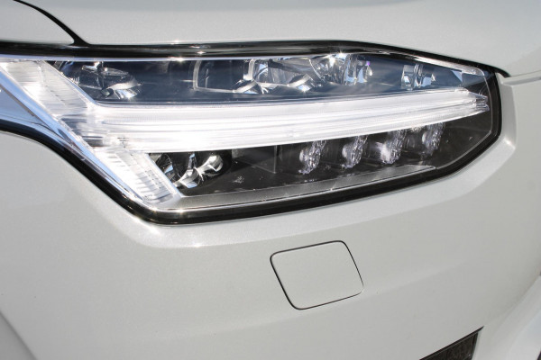 Volvo XC90 T8 455PK Autm. Plug-in hybrid AWD Ultra Dark Luchtvering / Massagefunctie voorstoelen / Semi elektrisch wegklapbare trekhaak / Head-up Display / Gelamineerde zijruiten / Bowers&Wilkins audio
