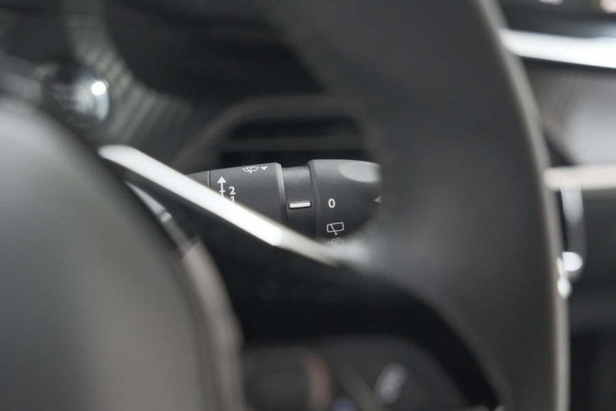 Peugeot 2008 PureTech 130 Allure | Camera | Adaptieve Cruise Control | Stoelverwarming | Apple Carplay