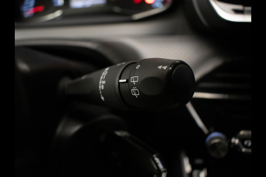 Peugeot 208 1.2 PureTech Active Sport (APPLE CARPLAY,NAVI,CRUISE,PDC,CLIMATE,LED,WHITE EDITION,SPORTSTOELEN,NETTE STAAT)