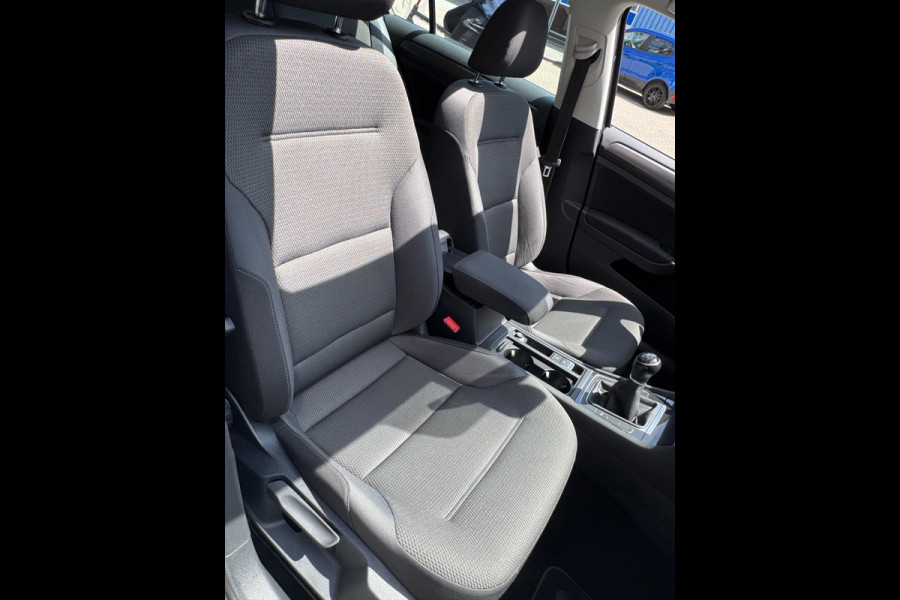 Volkswagen Golf 1.0 TSI Business Edition - Panorama dak I Navigatie I Airco I LED I PDC I "19"Sport velgen I Dealer onderhouden Volkswagen Golf 1.0 TSI Business Edition - Panorama dak I Navigatie I Airco I LED I PDC I "19"Sport velgen I Dealer onderhouden