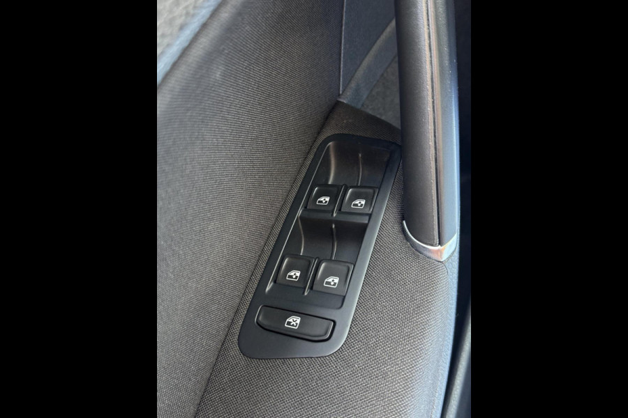 Volkswagen Golf 1.0 TSI Business Edition - Panorama dak I Navigatie I Airco I LED I PDC I "19"Sport velgen I Dealer onderhouden Volkswagen Golf 1.0 TSI Business Edition - Panorama dak I Navigatie I Airco I LED I PDC I "19"Sport velgen I Dealer onderhouden