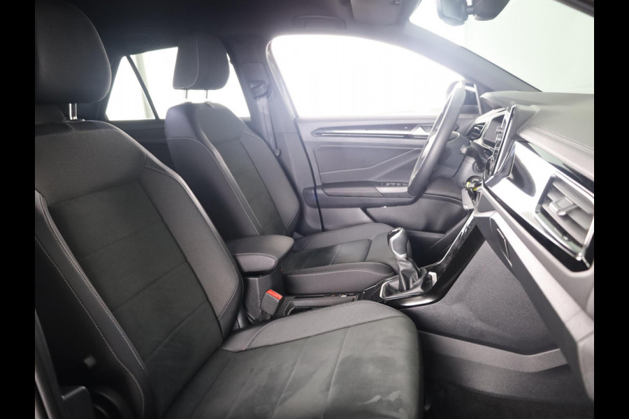 Volkswagen T-Roc 1.0 TSI Style 115 PK | Verlengde garantie | Black Style | Trekhaak afneembaar | Navigatie |