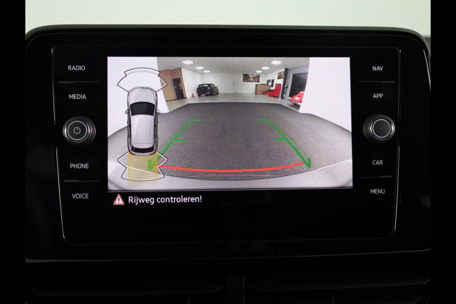 Volkswagen T-Roc 1.0 TSI Style 115 PK | Verlengde garantie | Black Style | Trekhaak afneembaar | Navigatie |