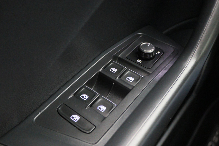 Volkswagen T-Roc 1.5 TSI Style Business Panoramadak, Stoel/Stuurverwarming, Camera, ACC, Apple Carplay, 17'' Volkswagen T-Roc 1.5 TSI Style Business Panoramadak, Stoel/Stuurverwarming, Camera, ACC, Apple Carplay, 17''