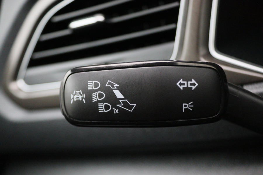 Volkswagen T-Roc 1.5 TSI Style Business Panoramadak, Stoel/Stuurverwarming, Camera, ACC, Apple Carplay, 17'' Volkswagen T-Roc 1.5 TSI Style Business Panoramadak, Stoel/Stuurverwarming, Camera, ACC, Apple Carplay, 17''