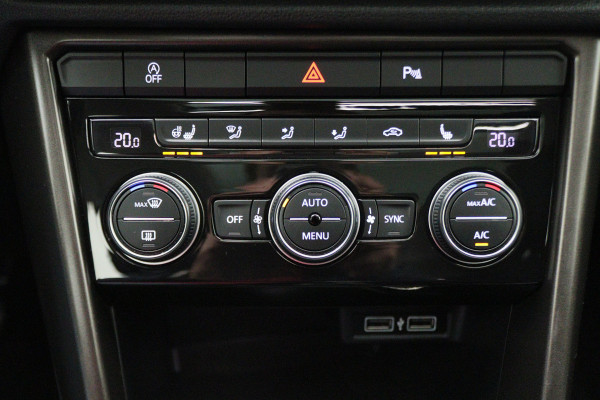 Volkswagen T-Roc 1.5 TSI Style Business Panoramadak, Stoel/Stuurverwarming, Camera, ACC, Apple Carplay, 17'' Volkswagen T-Roc 1.5 TSI Style Business Panoramadak, Stoel/Stuurverwarming, Camera, ACC, Apple Carplay, 17''