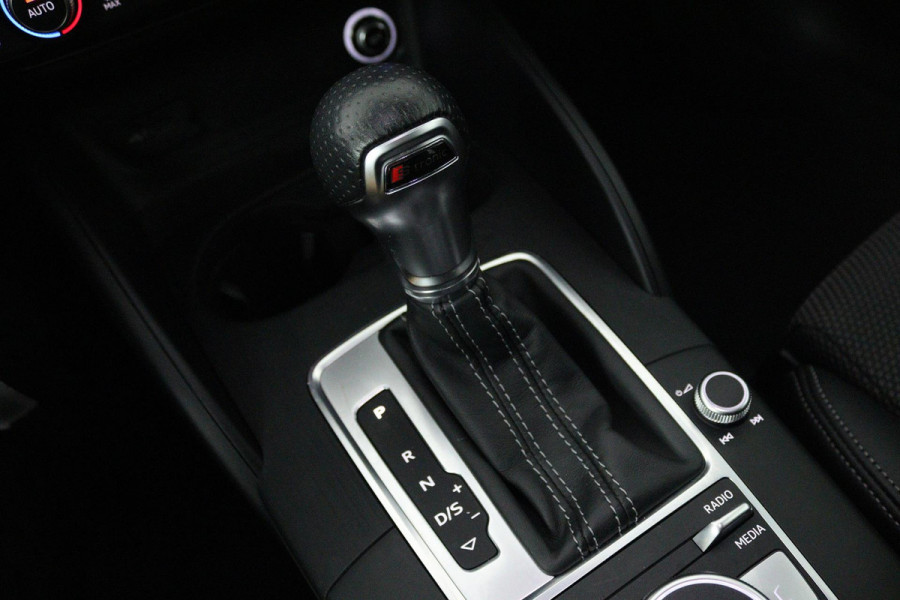 Audi A3 Sportback 35 TFSI CoD Advance Sport (PANORAMADAK, DIGITALE COCKPIT, STOELVERWARMING, NAVIGATIE, PARKEERSENSOREN)