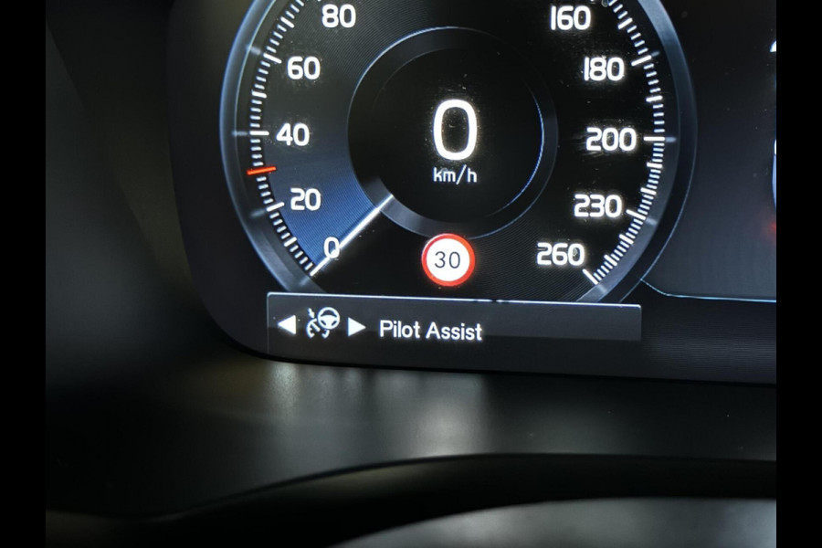 Volvo V60 2.0 B4 R-Design Pano Carplay Trekh. Autopilot NAP