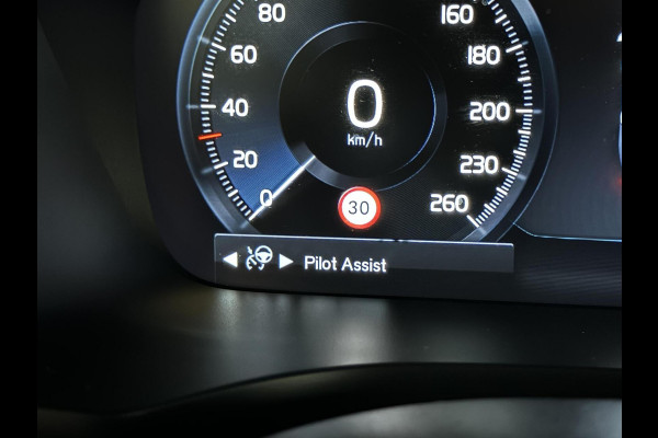 Volvo V60 2.0 B4 R-Design Pano Carplay Trekh. Autopilot NAP
