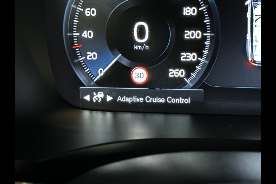 Volvo V60 2.0 B4 R-Design Pano Carplay Trekh. Autopilot NAP