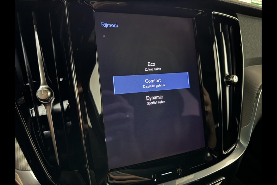 Volvo V60 2.0 B4 R-Design Pano Carplay Trekh. Autopilot NAP
