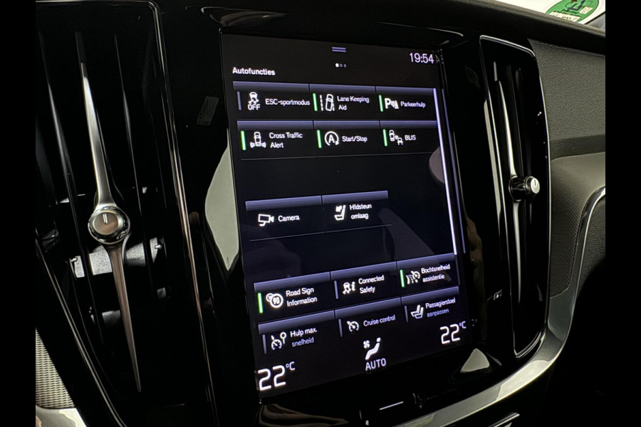 Volvo V60 2.0 B4 R-Design Pano Carplay Trekh. Autopilot NAP