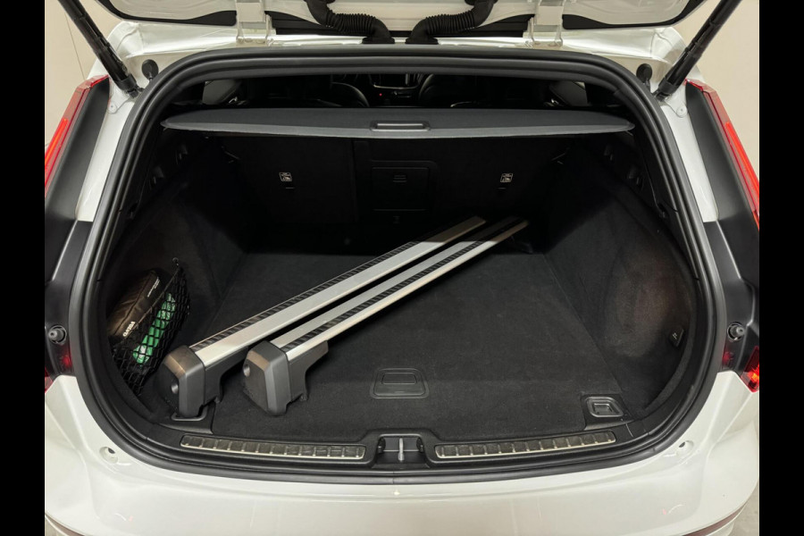 Volvo V60 2.0 B4 R-Design Pano Carplay Trekh. Autopilot NAP