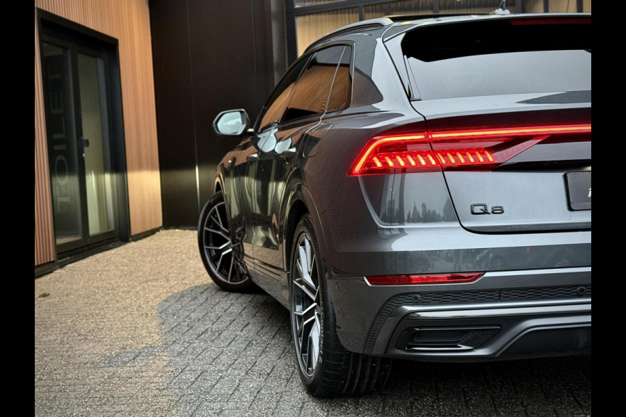 Audi Q8 55 TFSI e quattro S-Line Panoramadak|RS-zetels|Carbon|Softclose|Luchtvering|Keyless|Head-Up|Camera 360°|Matrix