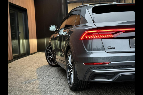 Audi Q8 55 TFSI e quattro S-Line Panoramadak|RS-zetels|Carbon|Softclose|Luchtvering|Keyless|Head-Up|Camera 360°|Matrix