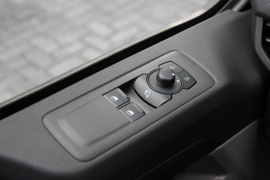 Ford Transit Custom 320 2.0 TDCI L2H1 Trend DC 136pk - Carplay - Android - Camera - LED koplampen - Stoel + Stuurverwarming - Rijklaar Ford Transit Custom 320 2.0 TDCI L2H1 Trend DC 136pk - Carplay - Android - Camera - LED koplampen - Stoel + Stuurverwarming - Rijklaar
