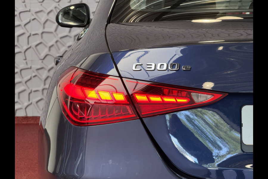 Mercedes-Benz C-Klasse 300e 313PK PHEV 12/2024 AVANTGARDE TREKHAAK DISTRONIC CAMERA ELEK/STOEL/VERWARMD 12/2024 PHEV PLUG IN HYBRIDE
