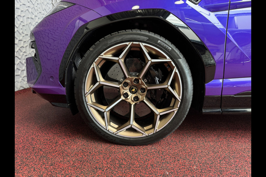 Lamborghini Urus 4.0 V8 HYBRID SE 800 PK ALLE OPTIES/CARBON PACK /AD PERSONAM/VIOLA MITHRAS/ PANO / MASSAGE