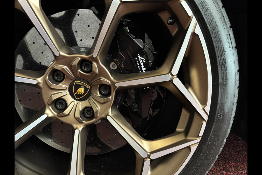 Lamborghini Urus 4.0 V8 HYBRID SE 800 PK ALLE OPTIES/CARBON PACK /AD PERSONAM/VIOLA MITHRAS/ PANO / MASSAGE