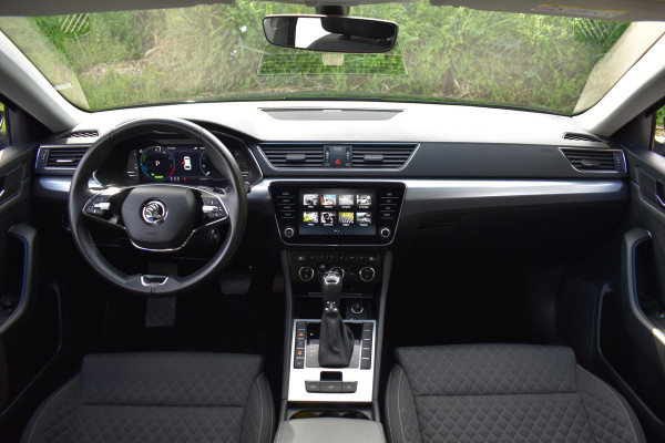 Škoda Superb Combi iV 218PK DSG HYBRID BUSINESS VIRTUAL/NAVI/TREKHAAK