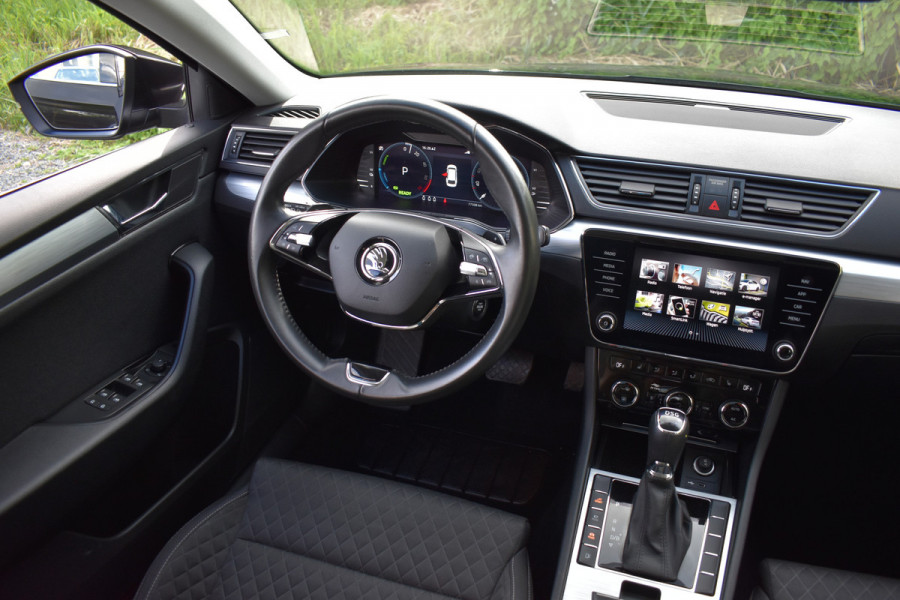 Škoda Superb Combi iV 218PK DSG HYBRID BUSINESS VIRTUAL/NAVI/TREKHAAK
