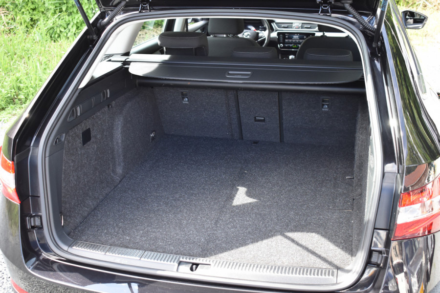 Škoda Superb Combi iV 218PK DSG HYBRID BUSINESS VIRTUAL/NAVI/TREKHAAK