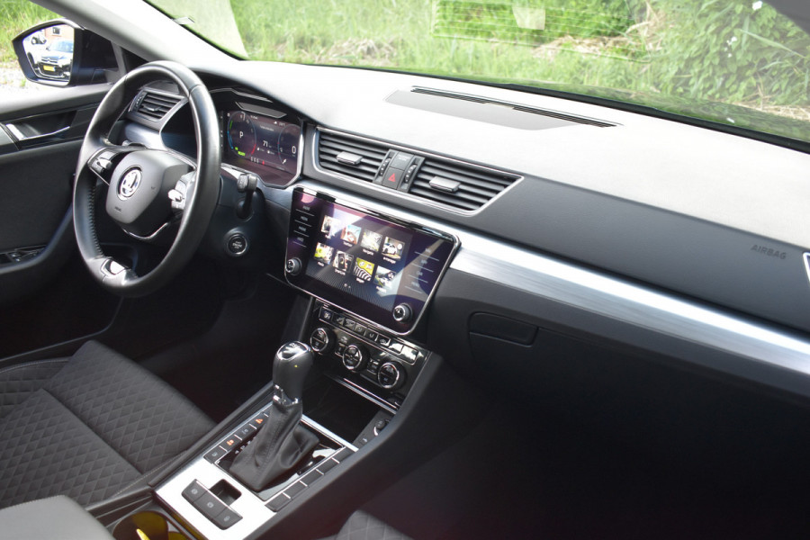 Škoda Superb Combi iV 218PK DSG HYBRID BUSINESS VIRTUAL/NAVI/TREKHAAK