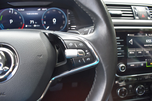 Škoda Superb Combi iV 218PK DSG HYBRID BUSINESS VIRTUAL/NAVI/TREKHAAK