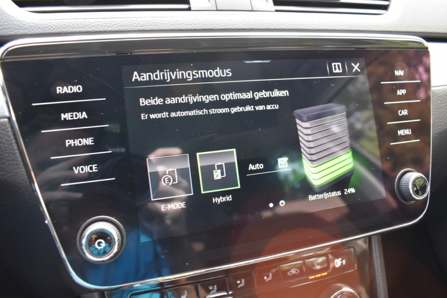 Škoda Superb Combi iV 218PK DSG HYBRID BUSINESS VIRTUAL/NAVI/TREKHAAK