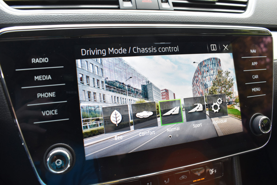 Škoda Superb Combi iV 218PK DSG HYBRID BUSINESS VIRTUAL/NAVI/TREKHAAK
