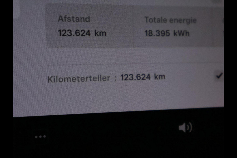 Tesla Model 3 BLACKLINE BI-TONE PANO STD ACCUTEST 86% RWD 60 kWH LEDER.NAVI.CAMERA.AUTOPILOT, STOELVERWARMING EN NOG VEEL MEER!