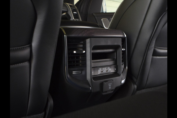 Dodge Ram | 1500 | Laramie |Premium Night | 3.0L I6 Hurricane | 4X4 | BPM-VRIJ | BPM-VRIJ | 14,4-inch Touchscreen | Passenger Display | Getoonde accessoires zijn verkrijgbaar tegen meerprijs