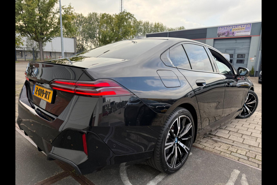 BMW i5 EDrive40 2024 M-PAKKET SHADOW PANORAMA LEDER HARMAN KARDON 1-EIG
