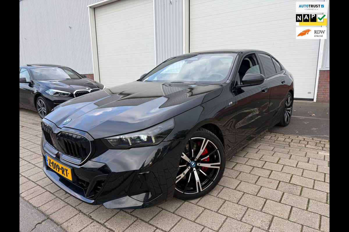 BMW i5 EDrive40 2024 M-PAKKET SHADOW PANORAMA LEDER HARMAN KARDON 1-EIG BMW i5 EDrive40 2024 M-PAKKET SHADOW PANORAMA LEDER HARMAN KARDON 1-EIG