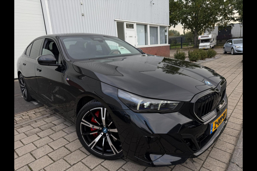 BMW i5 EDrive40 2024 M-PAKKET SHADOW PANORAMA LEDER HARMAN KARDON 1-EIG