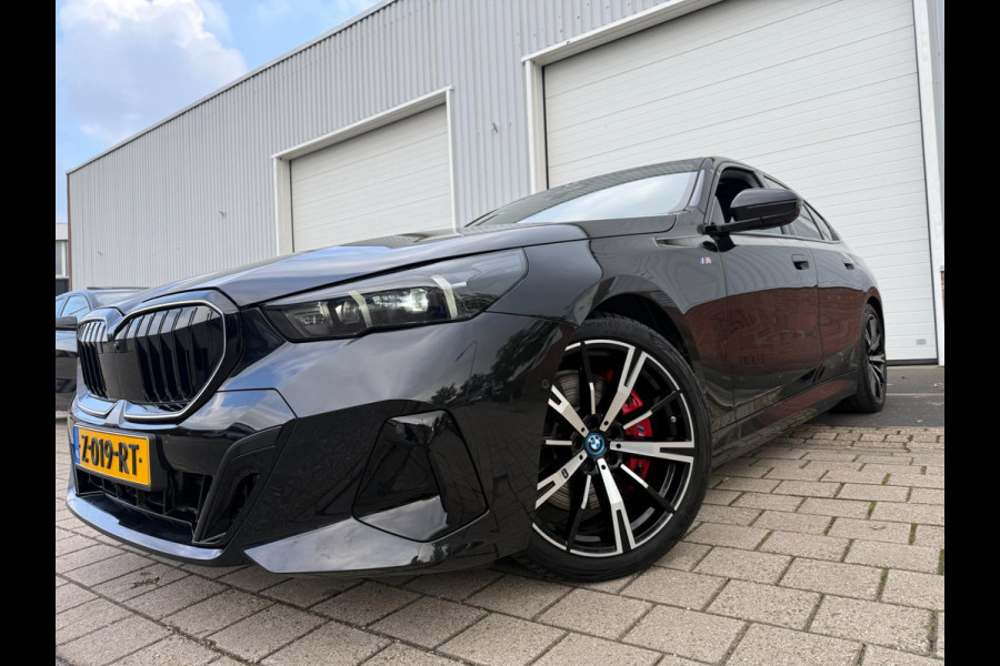 BMW i5 EDrive40 2024 M-PAKKET SHADOW PANORAMA LEDER HARMAN KARDON 1-EIG