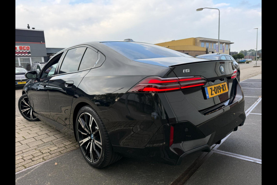 BMW i5 EDrive40 2024 M-PAKKET SHADOW PANORAMA LEDER HARMAN KARDON 1-EIG