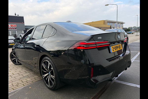 BMW i5 EDrive40 2024 M-PAKKET SHADOW PANORAMA LEDER HARMAN KARDON 1-EIG