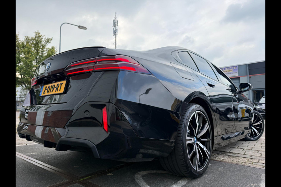 BMW i5 EDrive40 2024 M-PAKKET SHADOW PANORAMA LEDER HARMAN KARDON 1-EIG