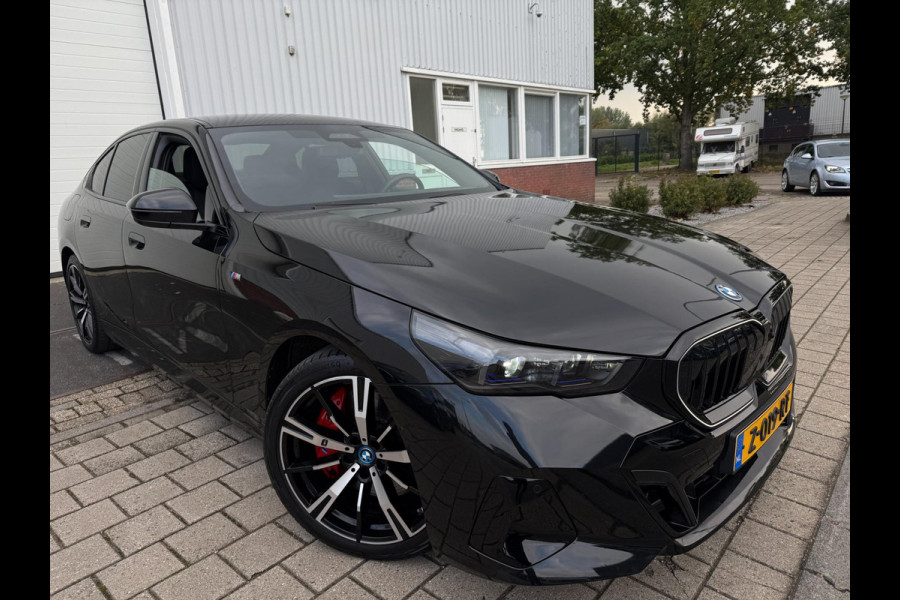 BMW i5 EDrive40 2024 M-PAKKET SHADOW PANORAMA LEDER HARMAN KARDON 1-EIG