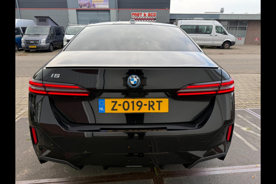 BMW i5 EDrive40 2024 M-PAKKET SHADOW PANORAMA LEDER HARMAN KARDON 1-EIG