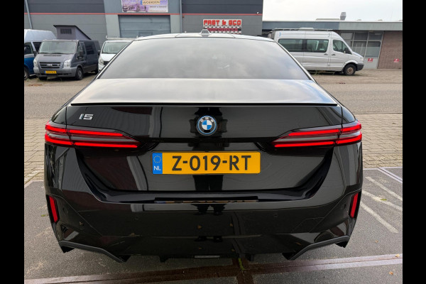 BMW i5 EDrive40 2024 M-PAKKET SHADOW PANORAMA LEDER HARMAN KARDON 1-EIG