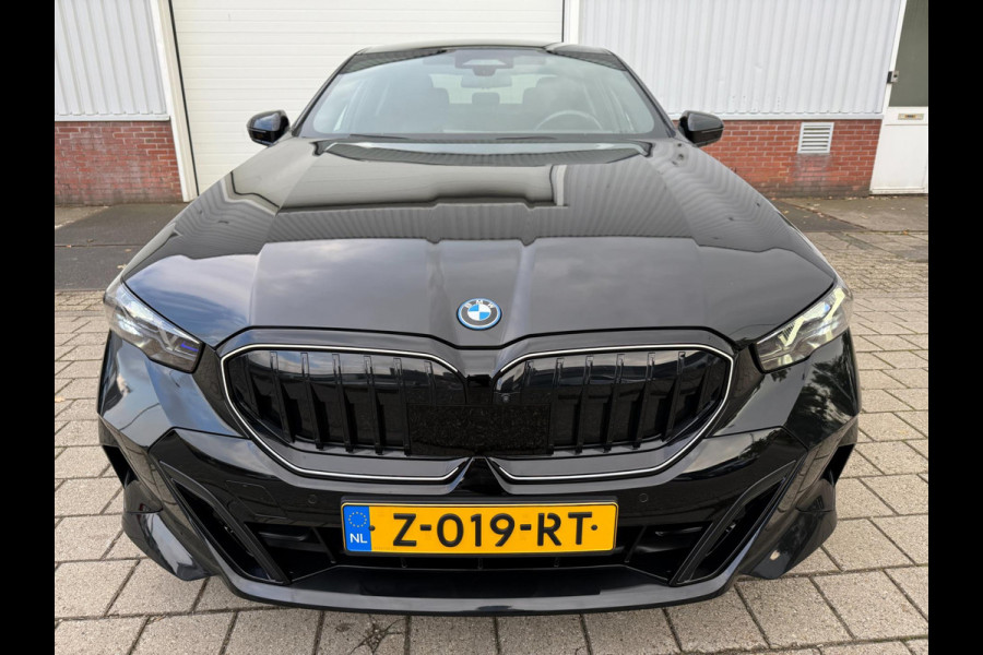 BMW i5 EDrive40 2024 M-PAKKET SHADOW PANORAMA LEDER HARMAN KARDON 1-EIG