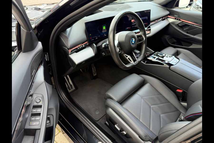 BMW i5 EDrive40 2024 M-PAKKET SHADOW PANORAMA LEDER HARMAN KARDON 1-EIG